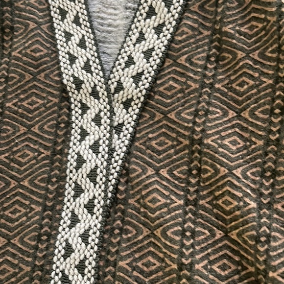 Sweet knit bouse with embroidery in greens! - Picture 3 of 4